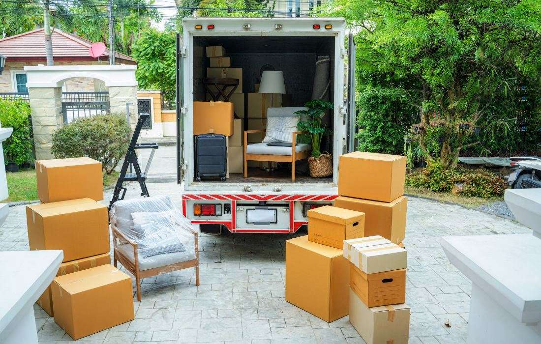 kutije-ispred-kamiona-za-selidbe